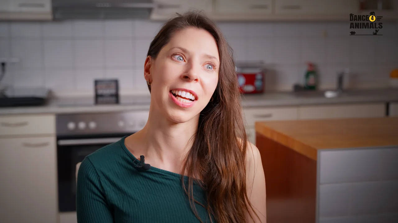Hannah Weber im Halbtotalen Bildausschnitt, die Küche ist im Hintergrund zu sehen