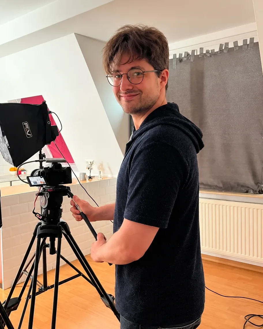 Michael Tartsch an der Kamera beim Dreh mit Dance4Animals